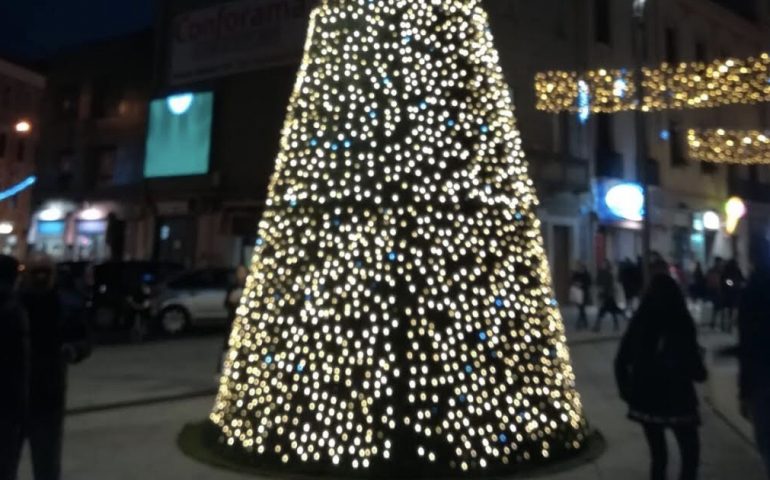 Albero Di Natale Grande.Cagliari In Piazza Garibaldi Un Grande Albero Di Natale Cagliari Vistanet