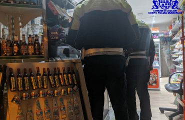La Polizia locale di Cagliari multa dei rivenditori di Marina e Stampace per vendita abusiva di alcolici dopo le ore 21