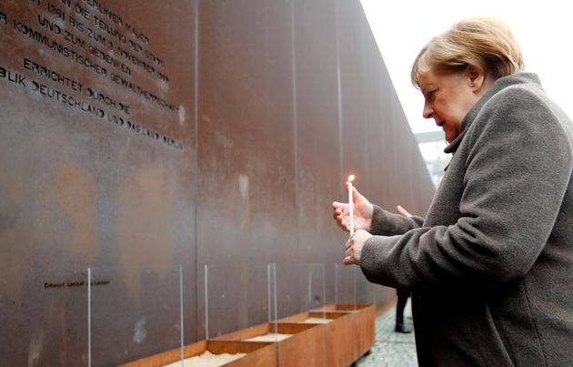 Angela Merkel davanti al muro di Berlino il 9 novembre 2019