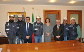 L'assessore all'Ambiente Gianni Lampis con gli operai di Eurallumina, l'ad di Rusal e il presidente di Eurallumina