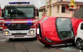 Cagliari: contromano in via dei Giunchi travolge un'auto che si ribalta