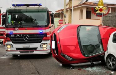 Cagliari: contromano in via dei Giunchi travolge un'auto che si ribalta
