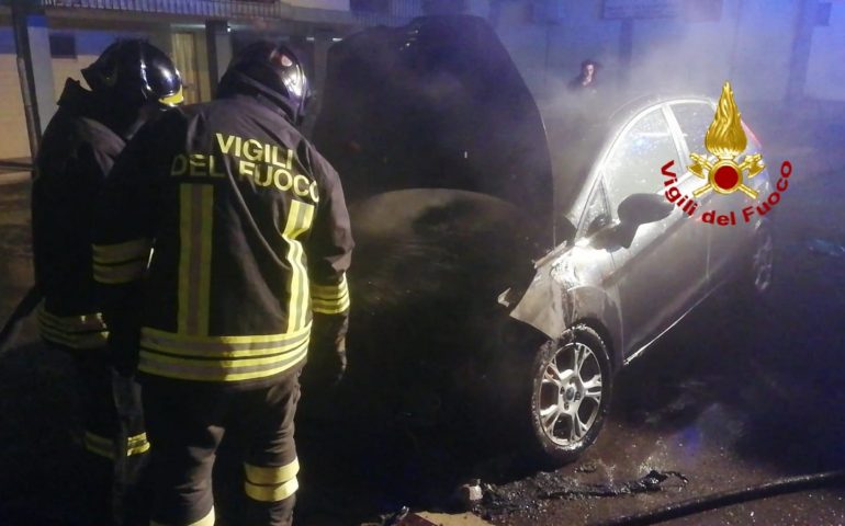 Cagliari: auto a fuoco in un parcheggio condominiale di via Cimabue