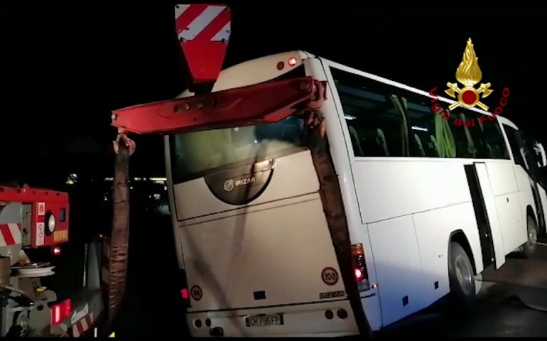I Vigili del Fuoco di Cagliari intervengono per soccorrere un autobus