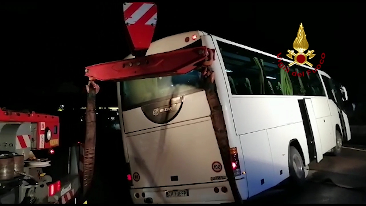 (VIDEO E FOTO) Sestu, autobus esce di strada e rimane in bilico a bordo carreggiata - vistanet