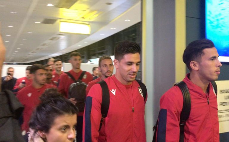Arriva il Cagliari “eroico”: tifosi in tripudio all’aeroporto (VIDEO)