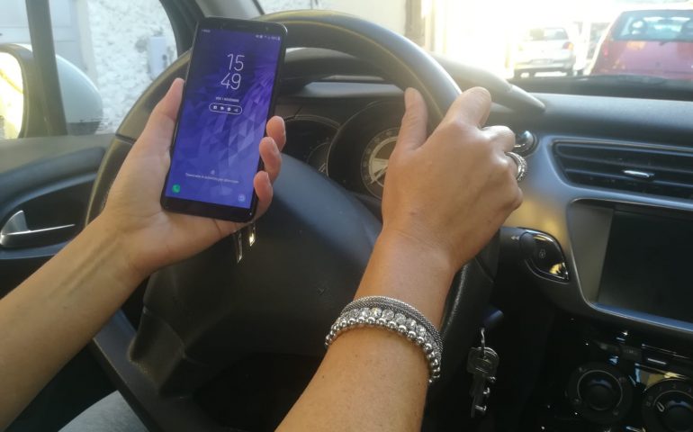 Cagliari, quasi 2 multe al giorno per uso di cellulare alla guida. Ma i trasgressori sono molti di più