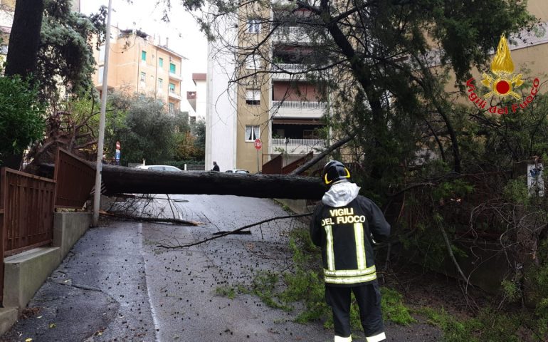 Maltempo, danni in tutta la Sardegna. Chiusa la ferrovia tra Porto Torres e Chilivani