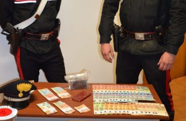 Quartu, senza patente né assicurazione gira in macchina con mezzo kg di droga: 20enne in manette