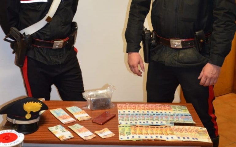 Quartu, senza patente né assicurazione gira in macchina con mezzo kg di droga: 20enne in manette