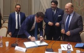 La foto della firma tra Stato e Regione sulla questione accantonamenti - Foto pubblicata da Giuseppe Fasolino