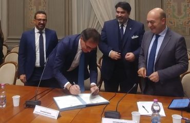 La foto della firma tra Stato e Regione sulla questione accantonamenti - Foto pubblicata da Giuseppe Fasolino
