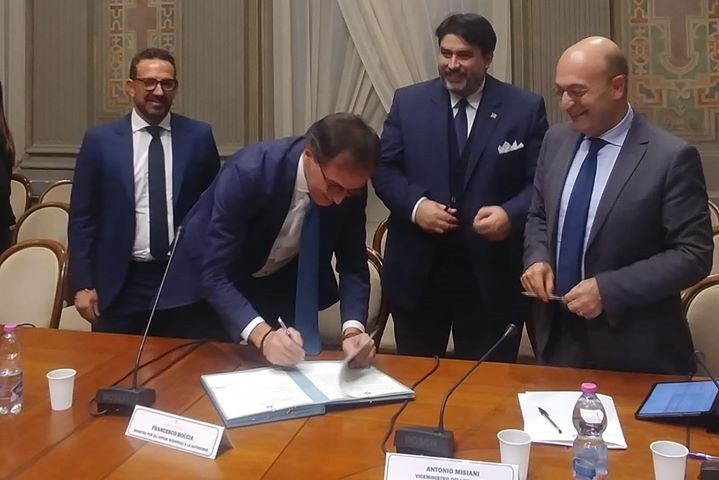 La foto della firma tra Stato e Regione sulla questione accantonamenti - Foto pubblicata da Giuseppe Fasolino