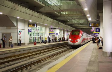 Un treno Frecciarossa alla stazione di Bologna, luogo dell'aggressione