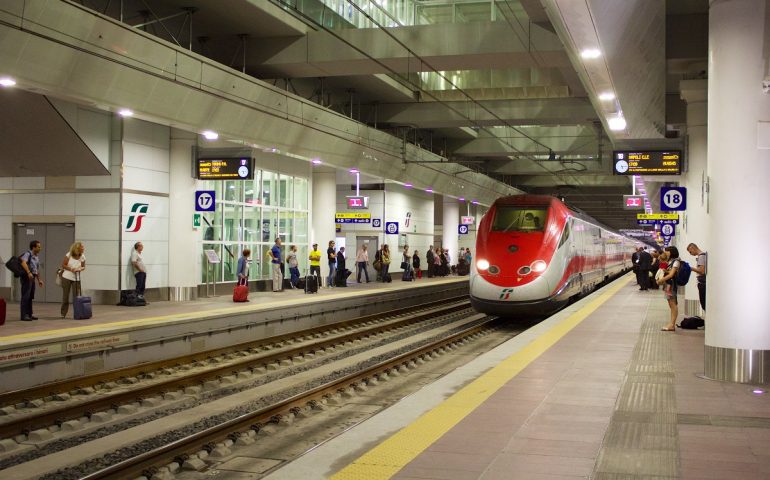 Un treno Frecciarossa alla stazione di Bologna, luogo dell'aggressione