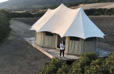 Marcella Palmas in una tipica struttura "glamping"