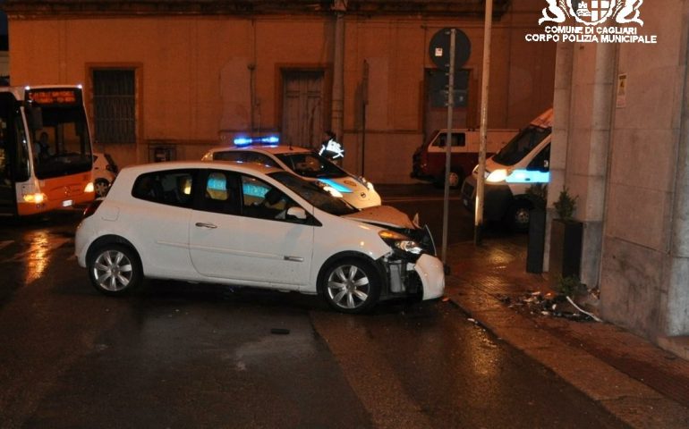 Cagliari: alla guida ubriaco e con 2 passeggeri a bordo, sbaglia la curva e prende un muro
