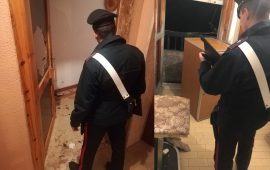 Guspini: 60enne devsata casa di un conoscente e poi si presenta dai carabinieri per aggredirli