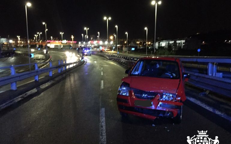 Incidente nella notte sull’asse mediano: una 26enne in ospedale