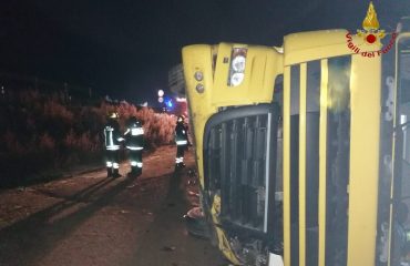 Camion si ribalta nella notte a Monti