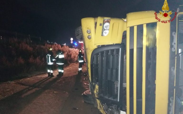 Camion si ribalta nella notte a Monti