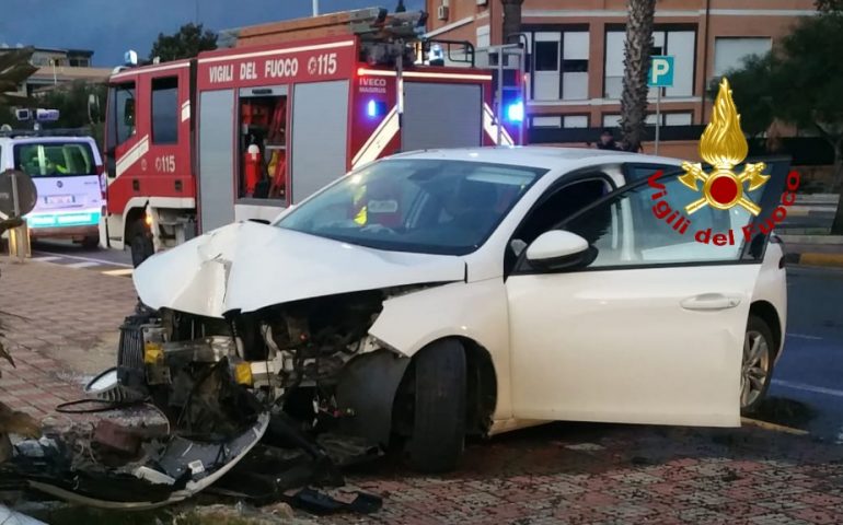 Cagliari, auto esce di strada al Poetto: conducente trasportato al pronto soccorso