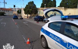 Cagliari: auto tampona moto al semaforo