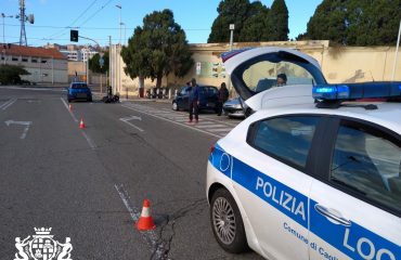 Cagliari: auto tampona moto al semaforo