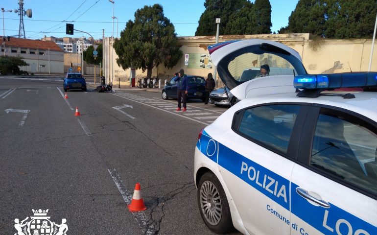 Cagliari: auto tampona moto al semaforo