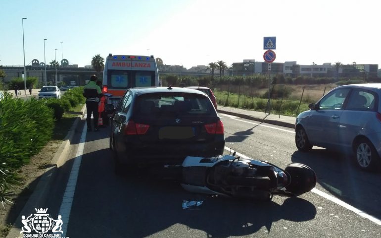 Incidente in via peretti: scooter tampona un'auto