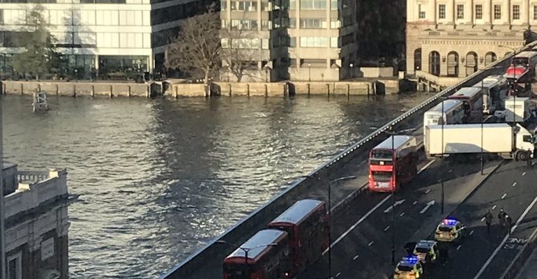 Paura a Londra, terrorista con cintura esplosiva e coltello ucciso dalla Polizia sul London Bridge