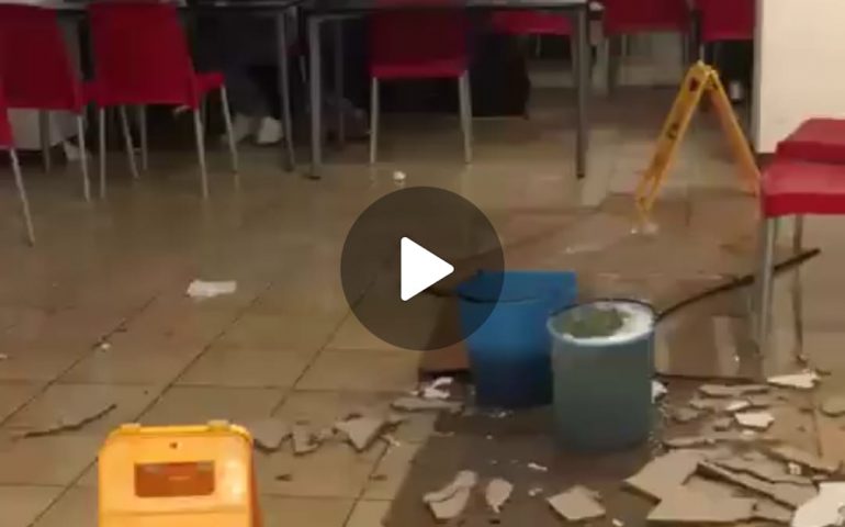 Crolla il tetto della mensa universitaria di via Trentino a Cagliari