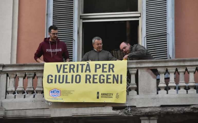 “Verità per Giulio Regeni”, ricompare uno striscione per lo studioso in un palazzo di via Roma