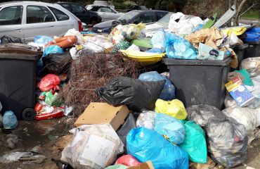 Rifiuti abbandonati in via Magellano a Sant'Elia