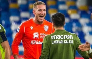 Robin Olsen festeggia dopo Napoli-Cagliari