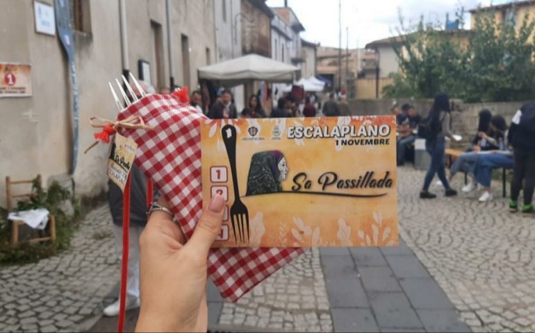 Il pranzo itinerante di Escalaplano piace, in tanti comprano la forchetta a “Sa Passillada”