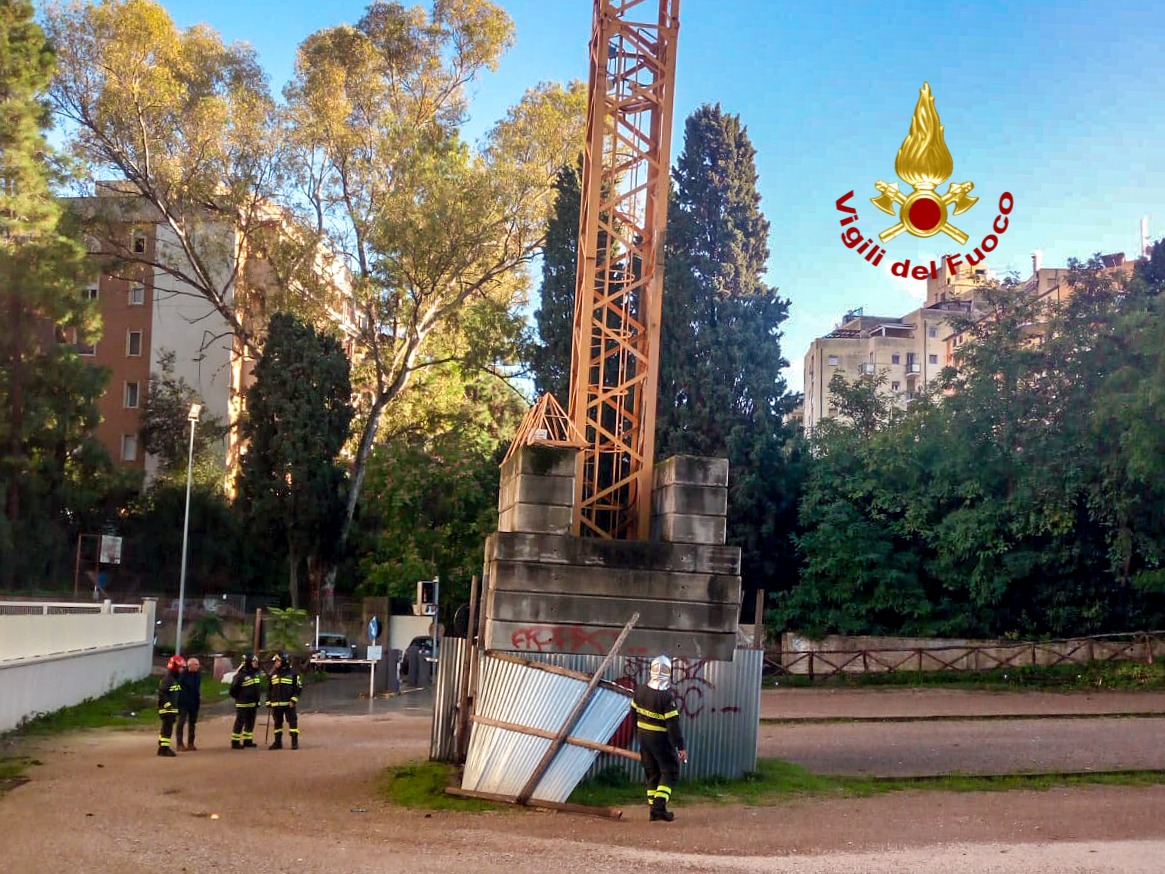 Sassari: paura per una gru inclinata | Cagliari - vistanet