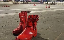 Scarpette rosse in piazza Italia a Pirri - Foto di Stella Angioni