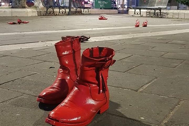 Scarpette rosse in piazza Italia a Pirri - Foto di Stella Angioni