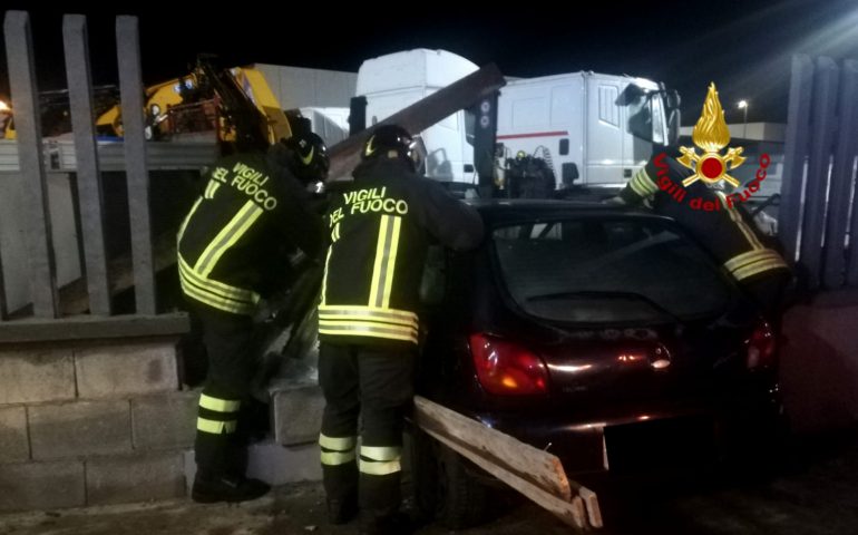 Selargius: auto esce di strada nella rotatoria e finisce contro un muro, ferito il conducente