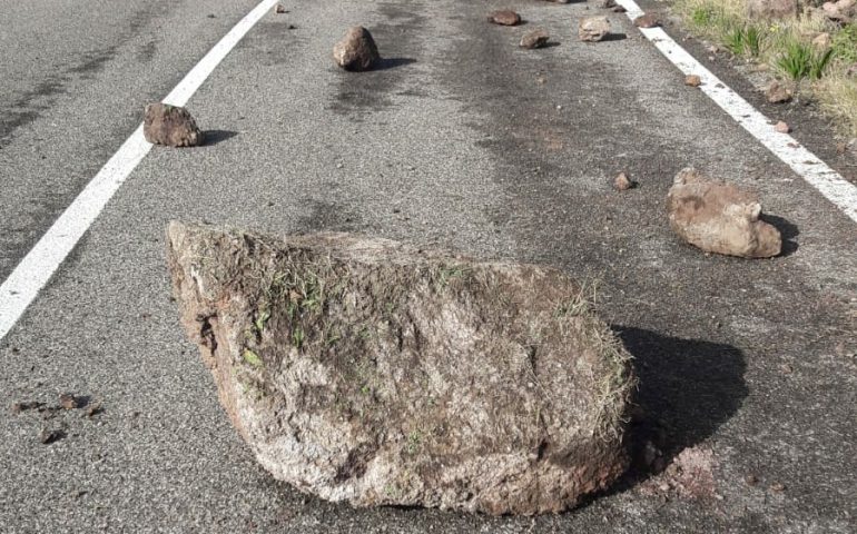 Smottamento e massi sulla strada: chiusa la Bosa-Alghero