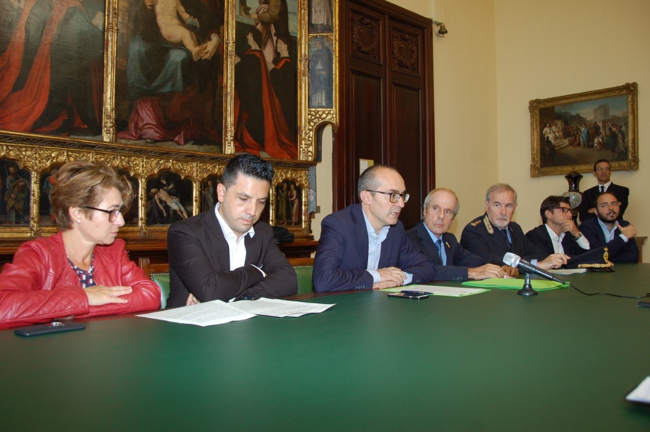 Il sindaco Paolo Truzzu espone la nuova ordinanza antialcol per il quartiere Marina