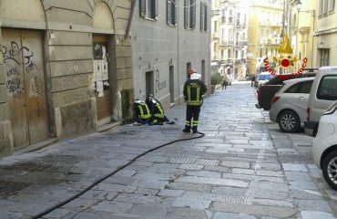 Auto sbanda e rompe un tubo del gas in via Baylle