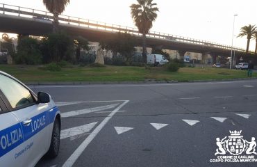 Cagliari: ubriaco finisce dentro la rotonda