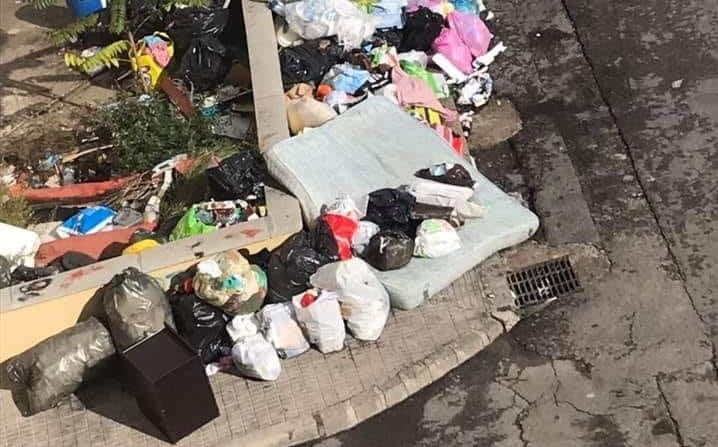 Cagliari, degrado in via Timavo: una montagna di rifiuti davanti all’uscita dell’ospedale