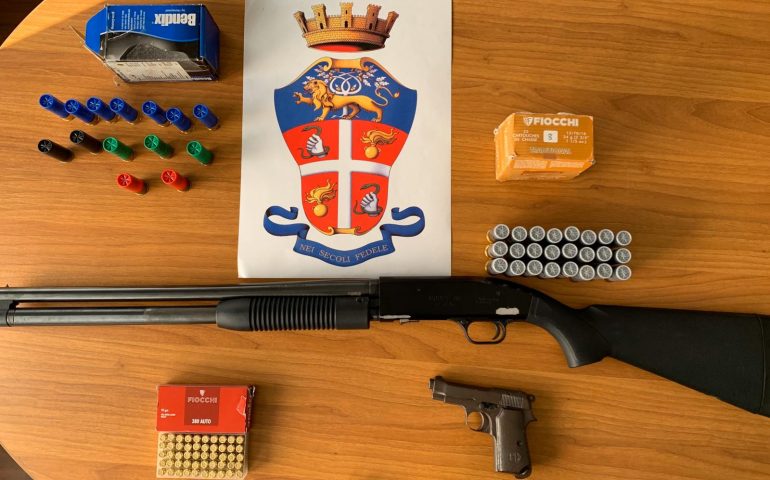 Cagliari: 20enne nascondeva una Beretta carica nella stanza dei genitori e in un magazzino un fucile a pompa e botti illegali