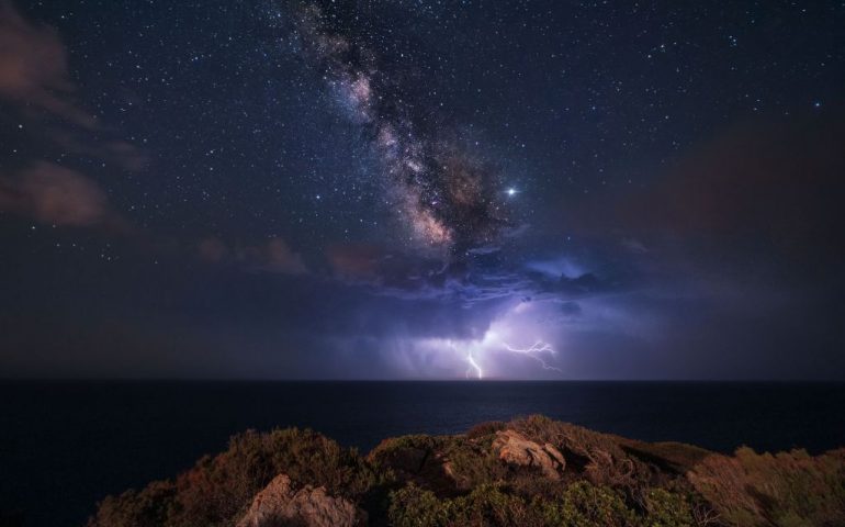 La foto. Fulmini a Capo Spartivento scatto del giorno per la Nasa