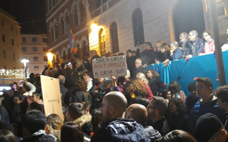 (Video) Le Sardine a Cagliari cantano “Procurade”, gli organizzatori: «Siamo più di 6000»
