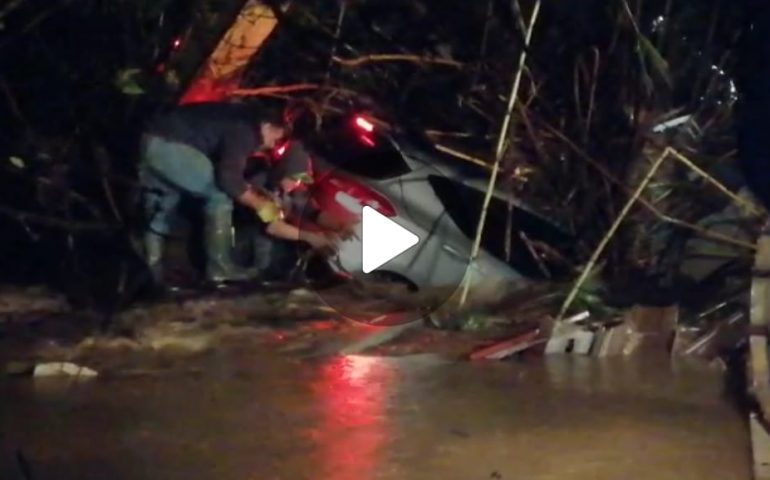 Bomba d'acqua a Quartucciu: auto trascinata dal fiume ingrossato