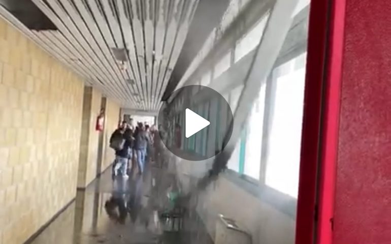Crolla il tetto e cade acqua all'interno della Cittadella Universitaria di Monserrato